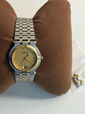 Gucci 9000M men's wristwatch dual tone gold dial.